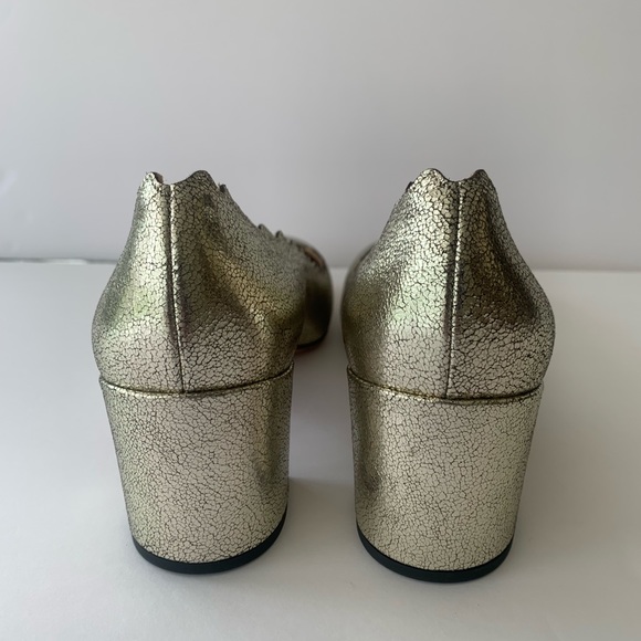 Chloe Gold leather Lauren scallop trim leather pump. Block heel. Slip on shoe. - Picture 3 of 9